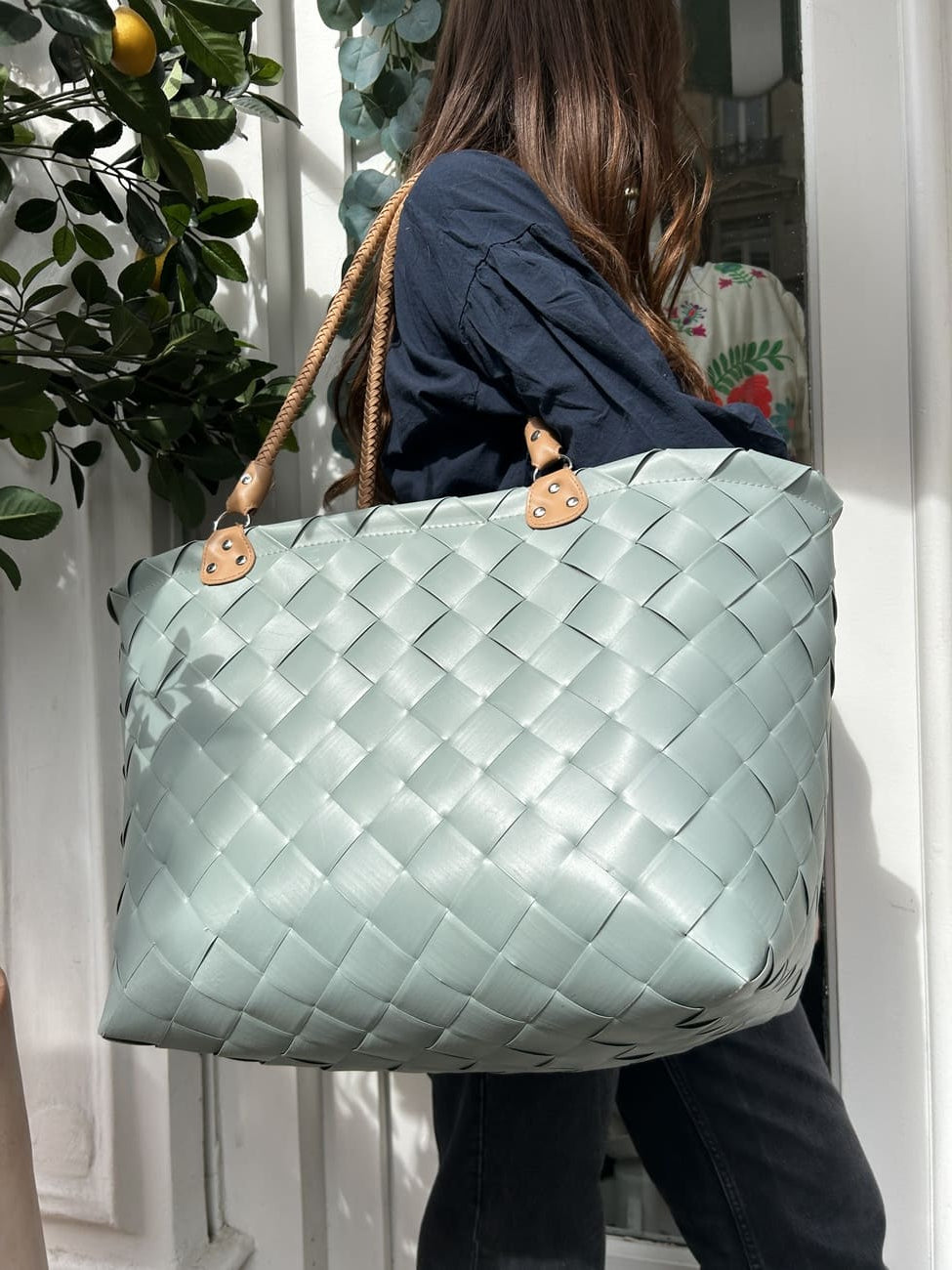 Femme portant le sac Ste.-Maxime – Look estival décontracté 