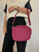 Sac bandoulière en daim fuchsia – vue de face