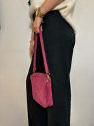 Accessoire mode en daim fuchsia – sac structuré avec bandoulière