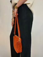 Accessoire en daim couleur rouille – sac structuré et tendance