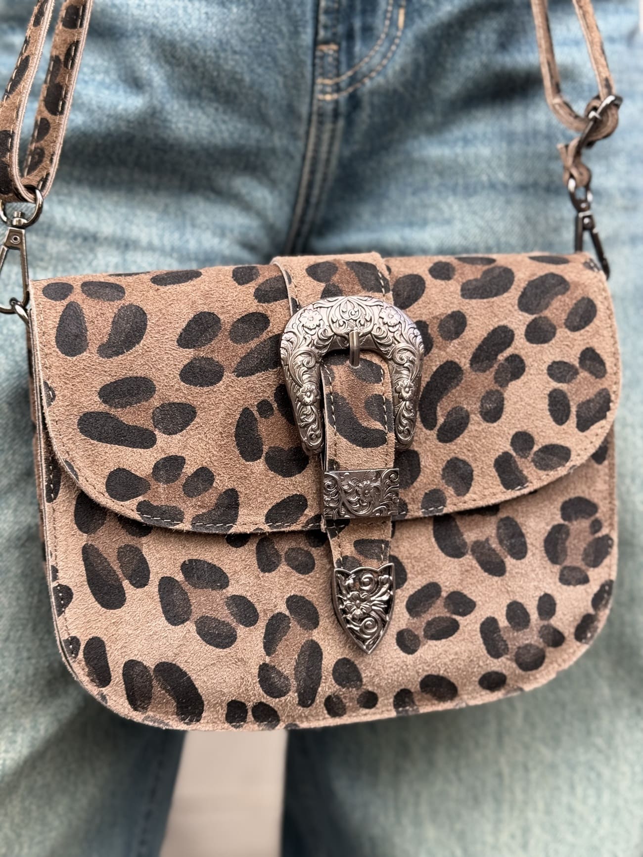 besace en daim leopard de près