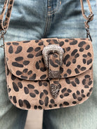 besace en daim leopard de près