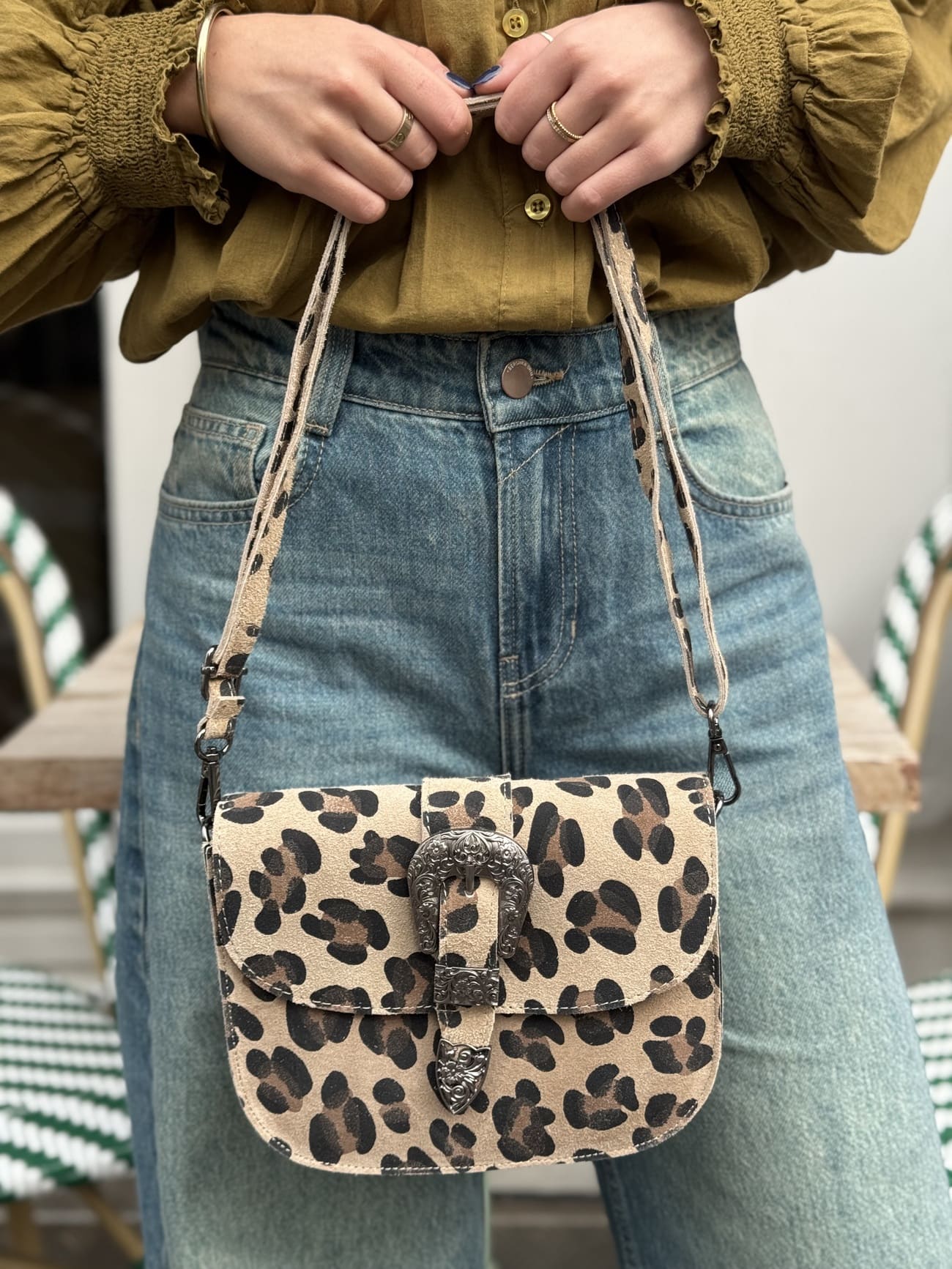 besace en daim leopard