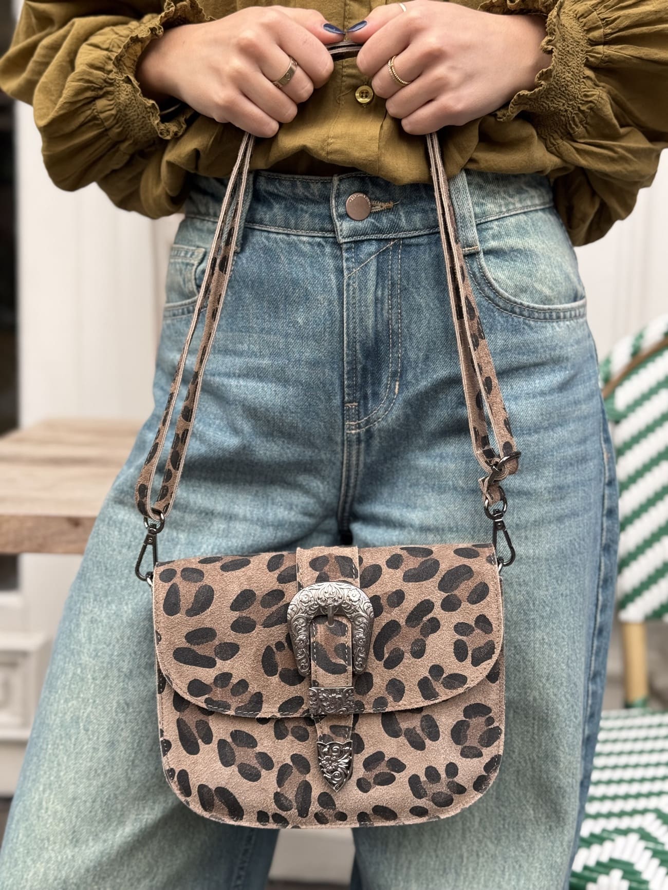 besace en daim leopard