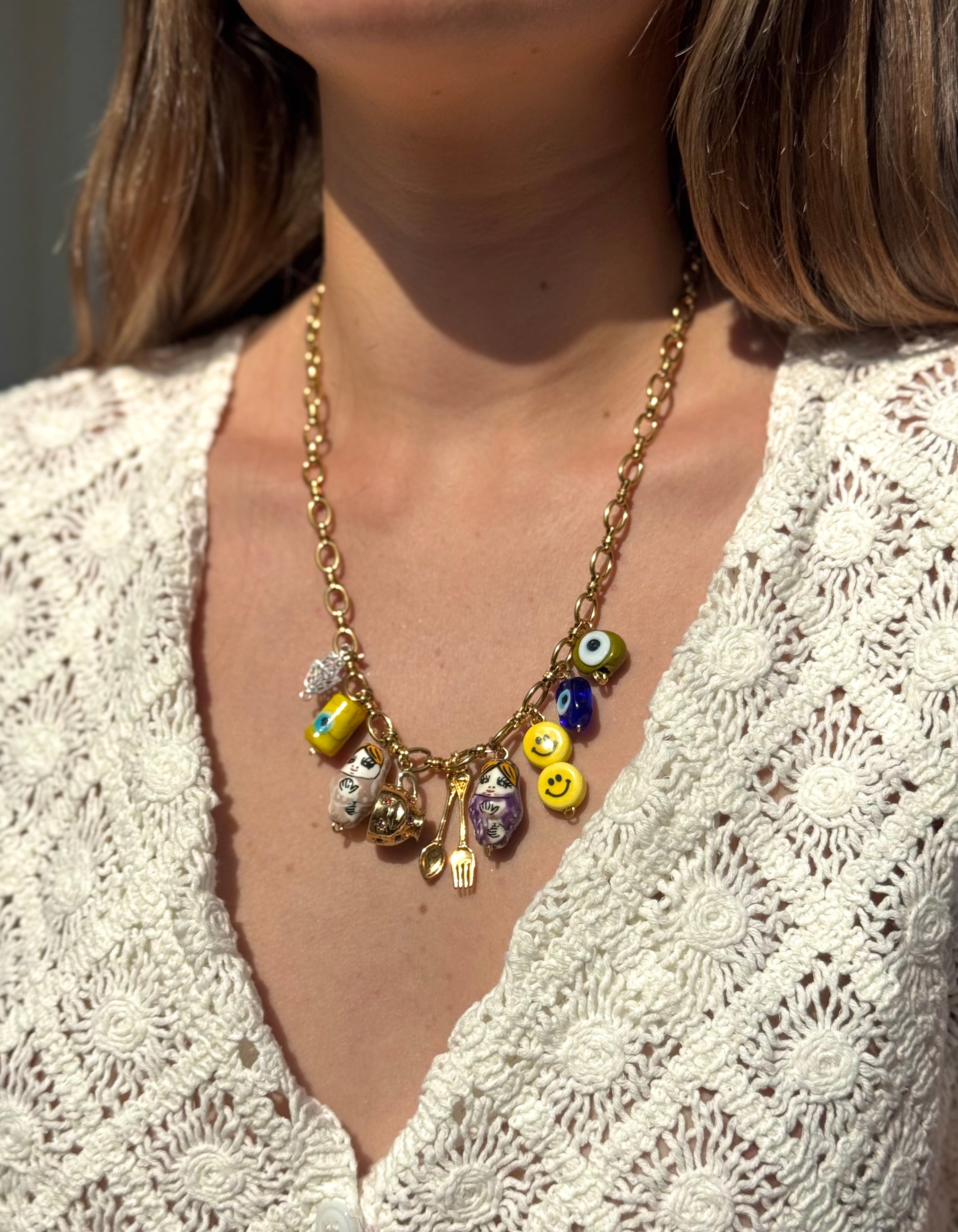 Collier pour femme avec 9 charms symboliques – main de Fatma, partage, prospérité