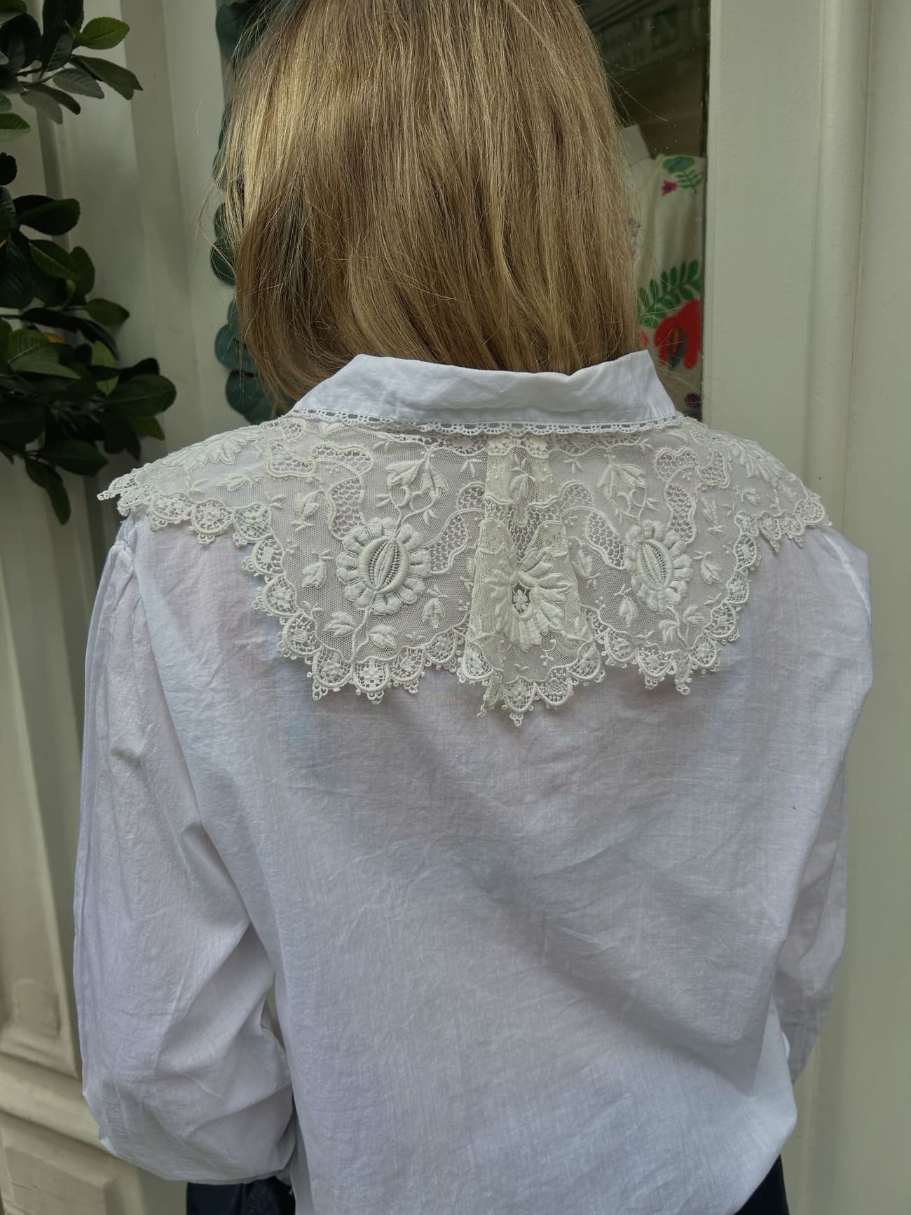 Détail dentelle brodée sur blouse artisanale en coton recyclé