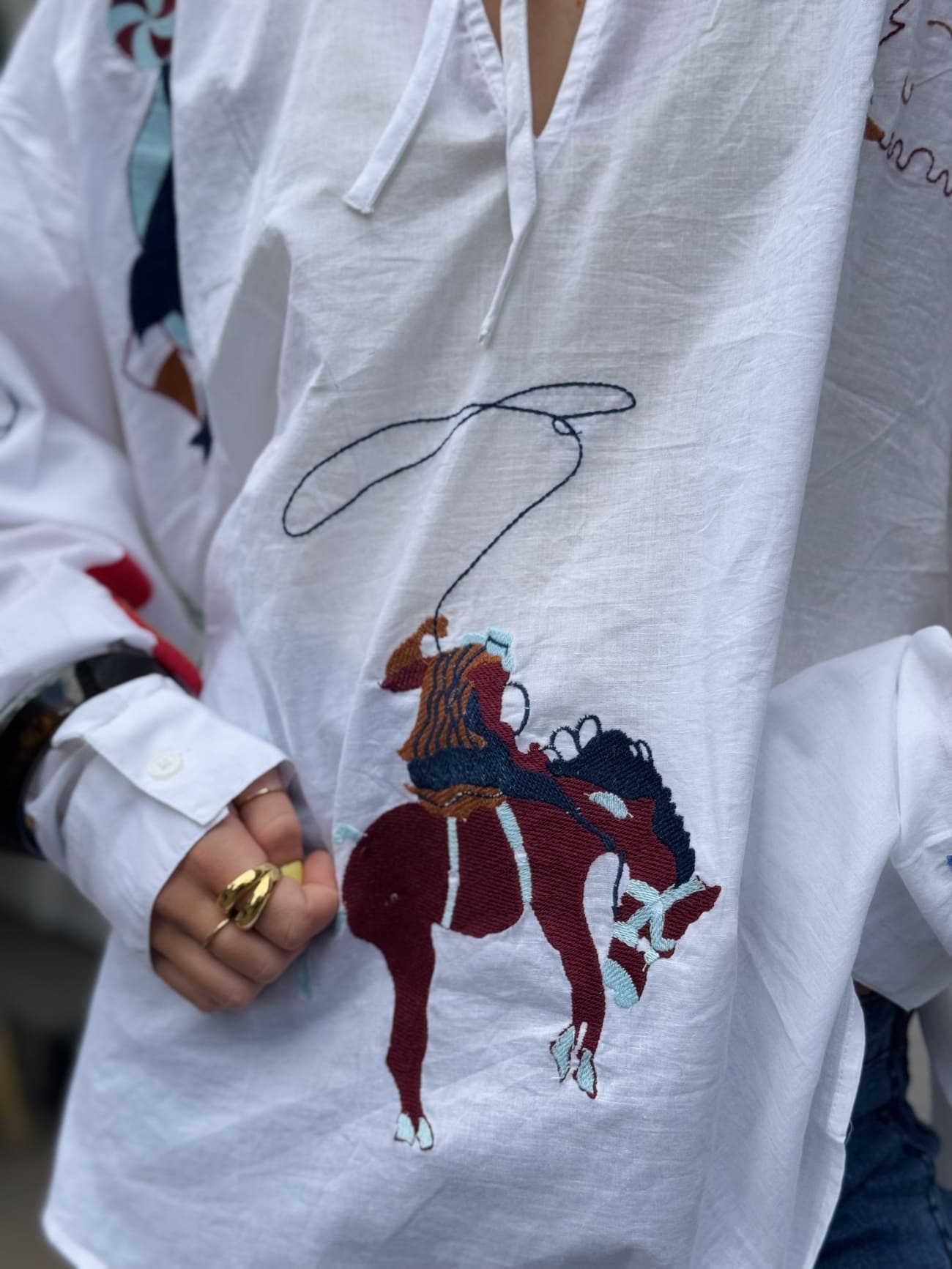 Blouse blanche brodée détail