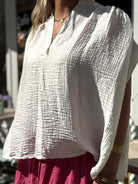 Blouse blanche pour femme, vue trois-quarts sur mannequin