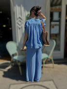 Blouse bleue en gaze de coton vue de dos, détails de la coupe 