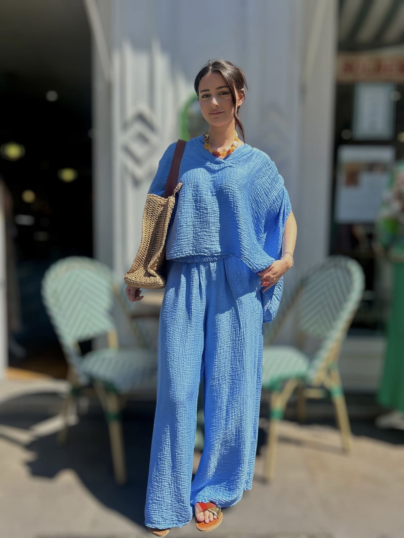 Blouse bleue en gaze de coton vue de face, coupe ample et légère