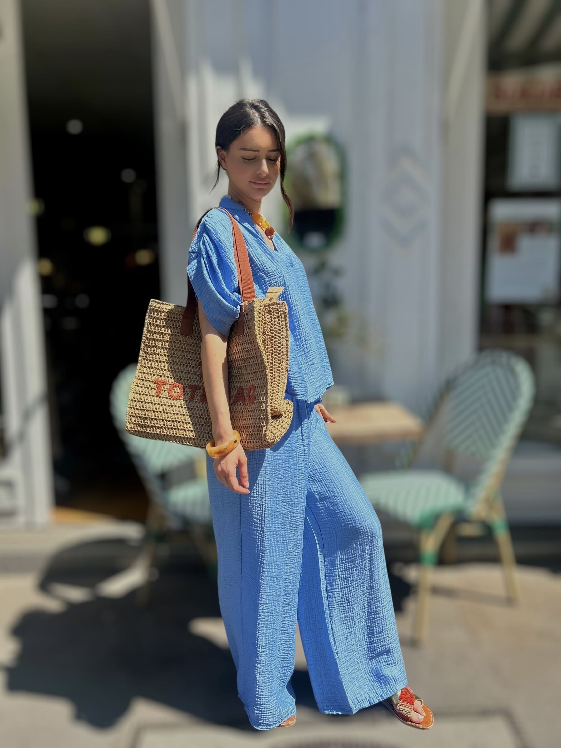 Blouse bleue en gaze de coton vue de profil, tombé fluide et léger