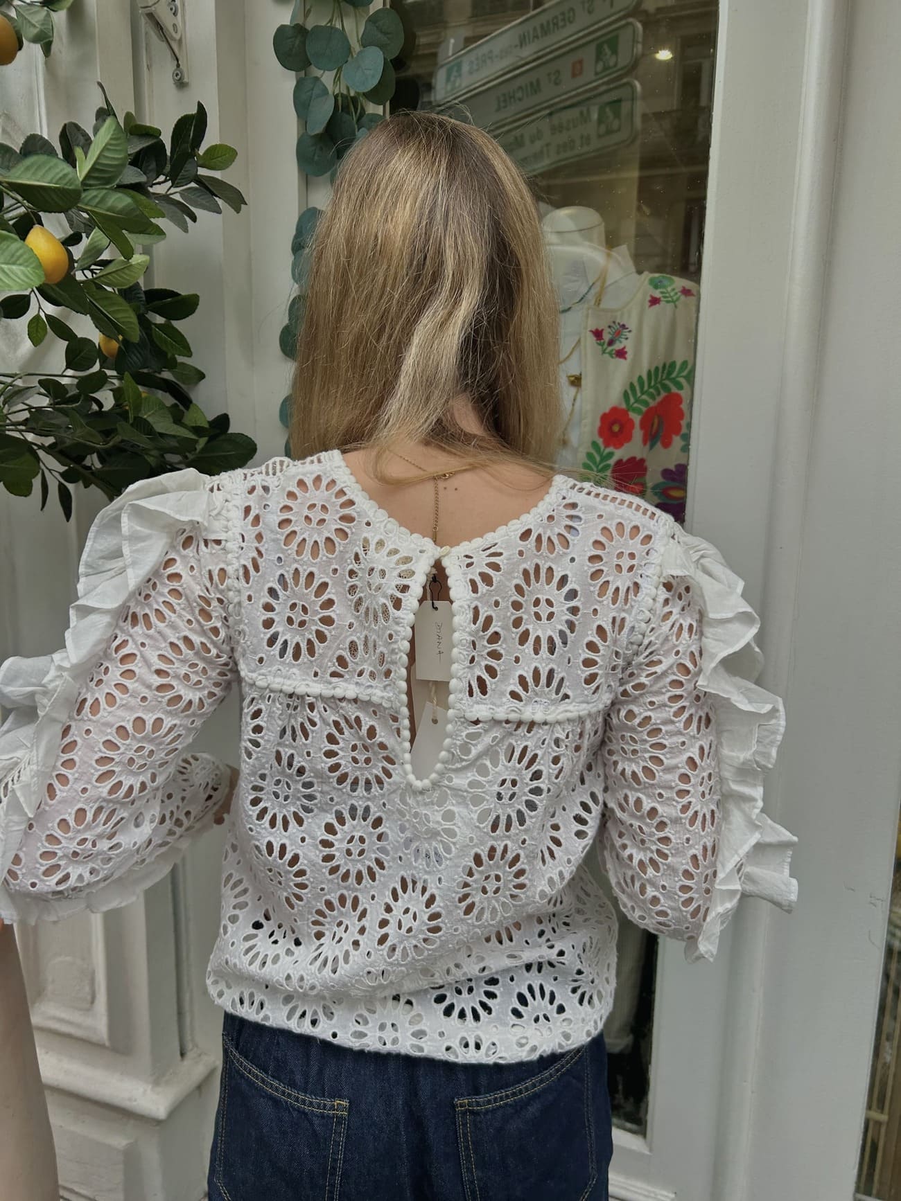 Le dos de la blouse brodée faite main à partir de tissus anciens récupérés
