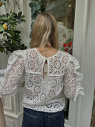 Le dos de la blouse brodée faite main à partir de tissus anciens récupérés