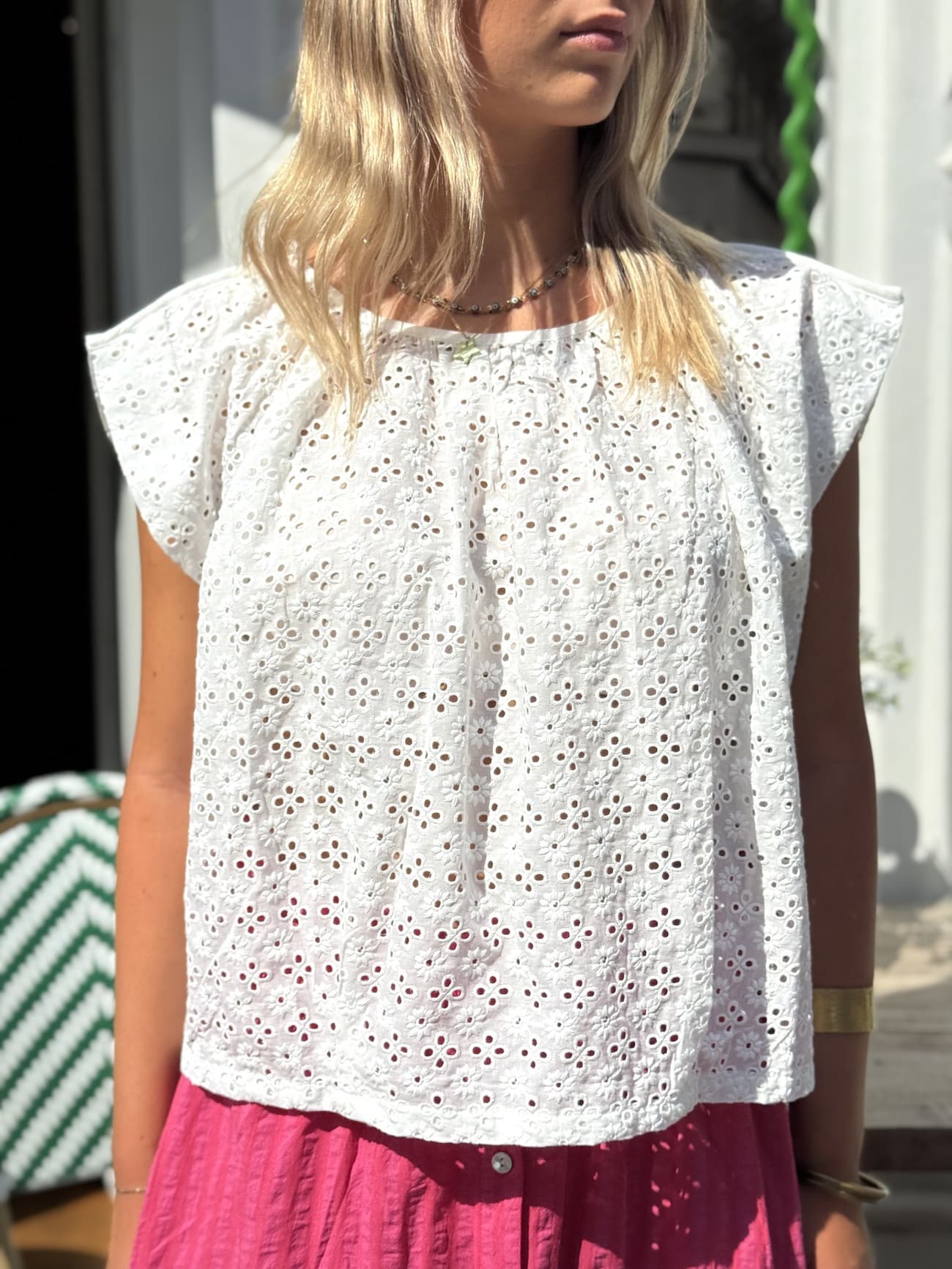 Blouse en broderie anglaise sans manche vue de face
