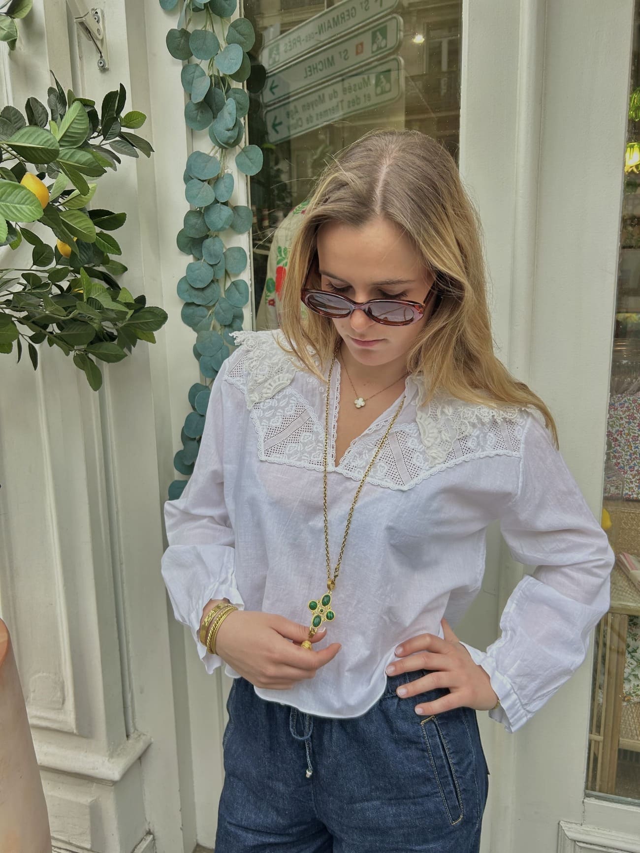 Blouse en coton recyclé avec col brodé, coupe courte moderne vue de face