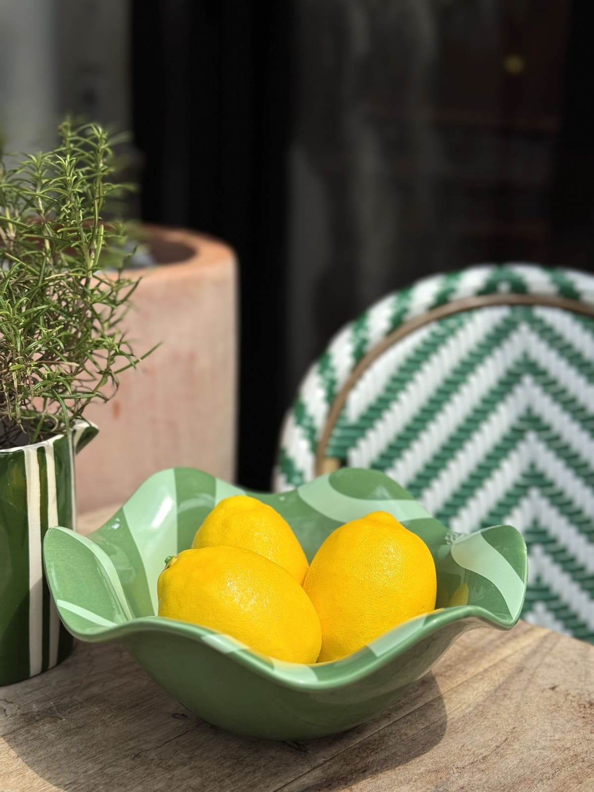 Bol Wave coupe rétro en céramique – vue de face, rempli