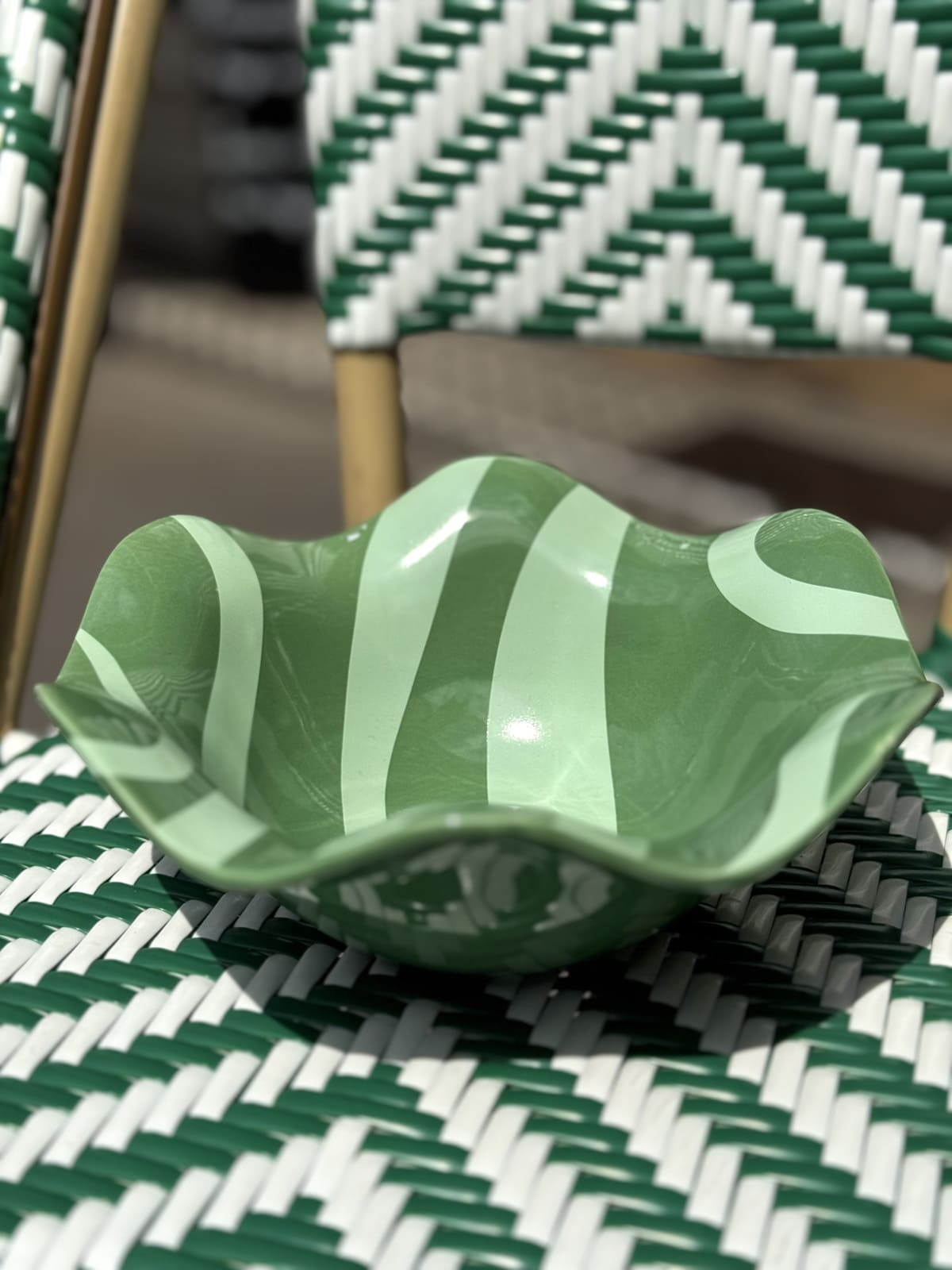 Détail des ondulations du bol Wave en céramique