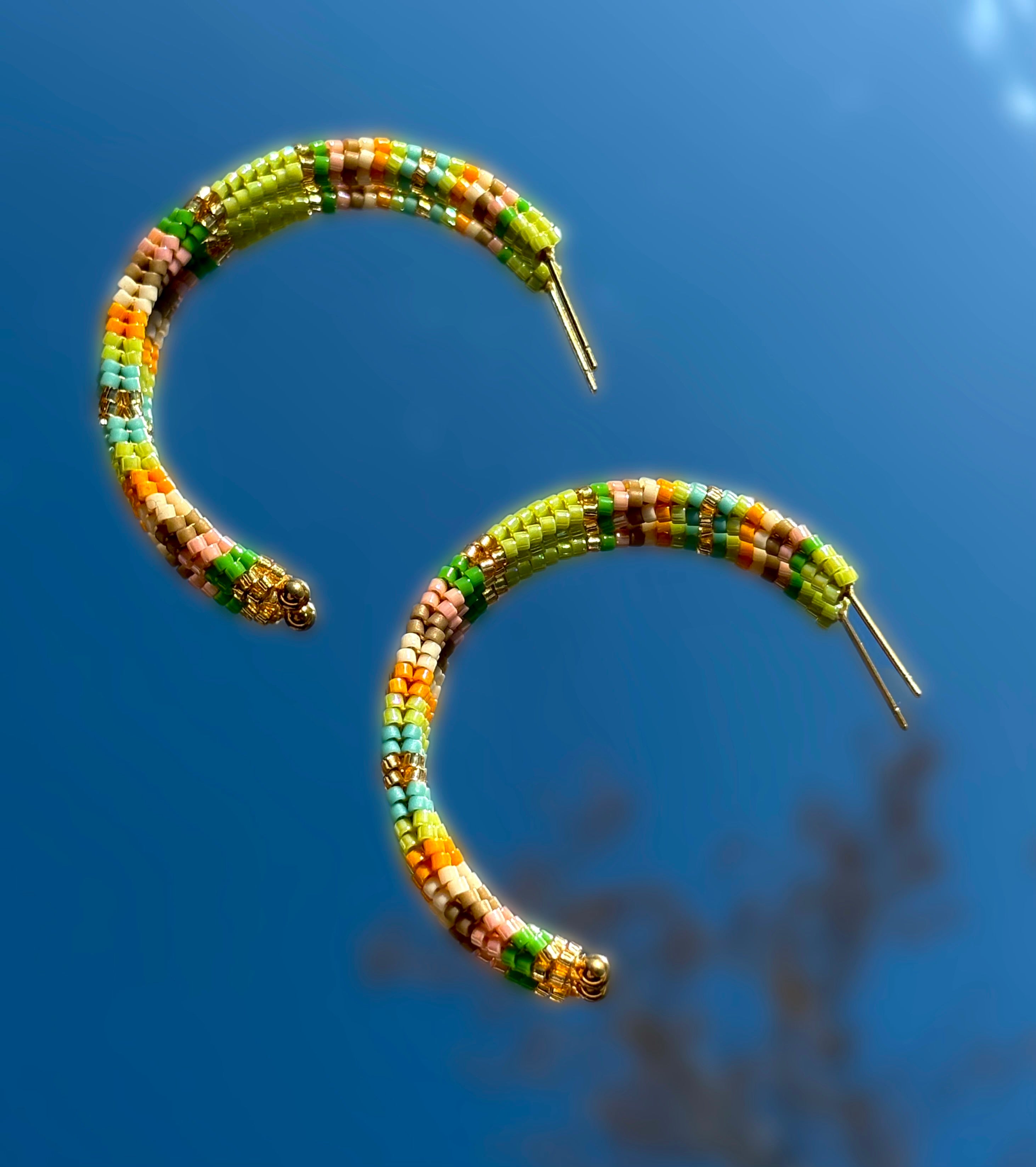 Boucle d'oreille en perle multicolore