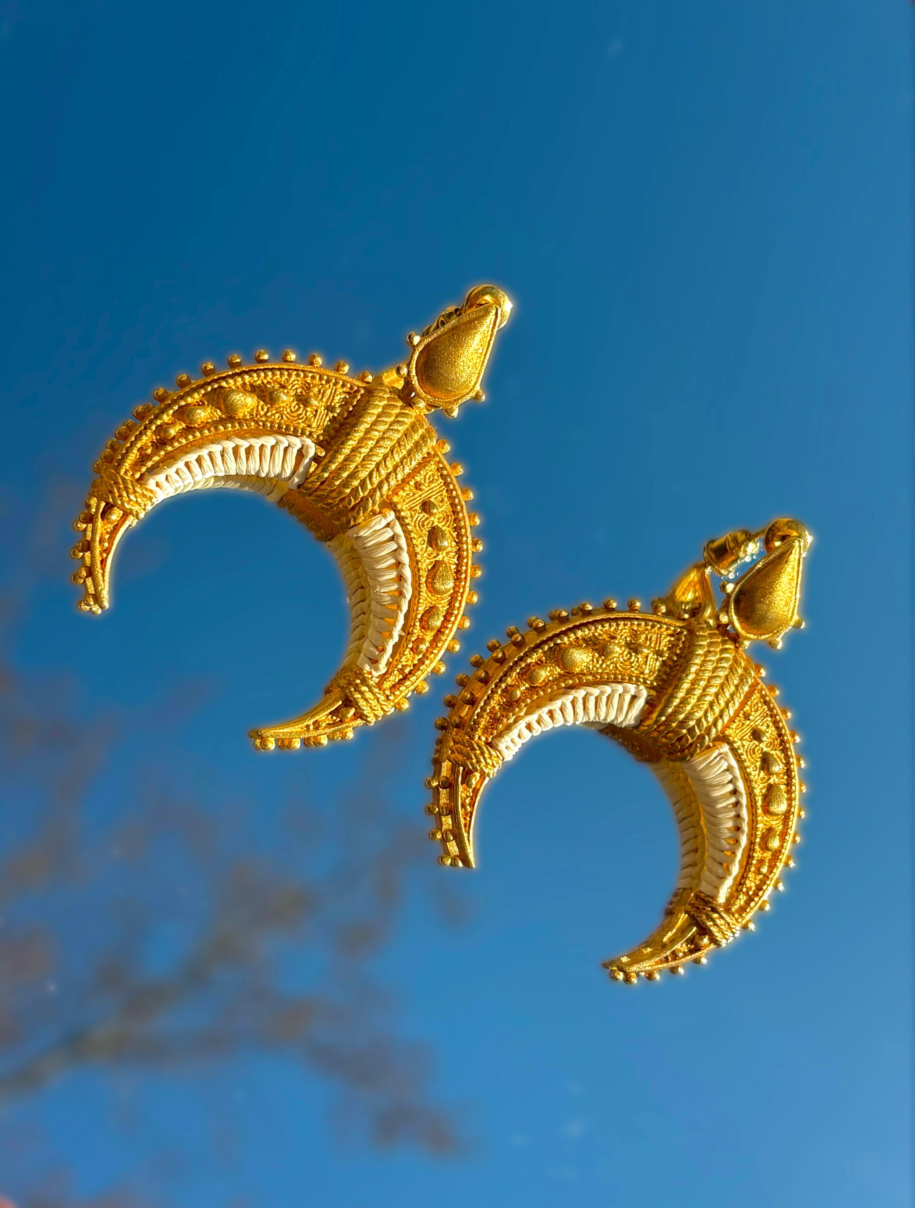 Boucle d'oreille femme laiton et fil blanc en forme de croissant