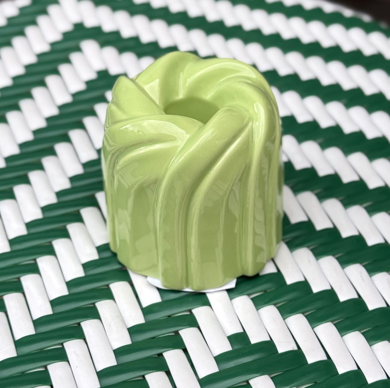 Bougeoir entrelacé forme gâteau Bundt – vue de face