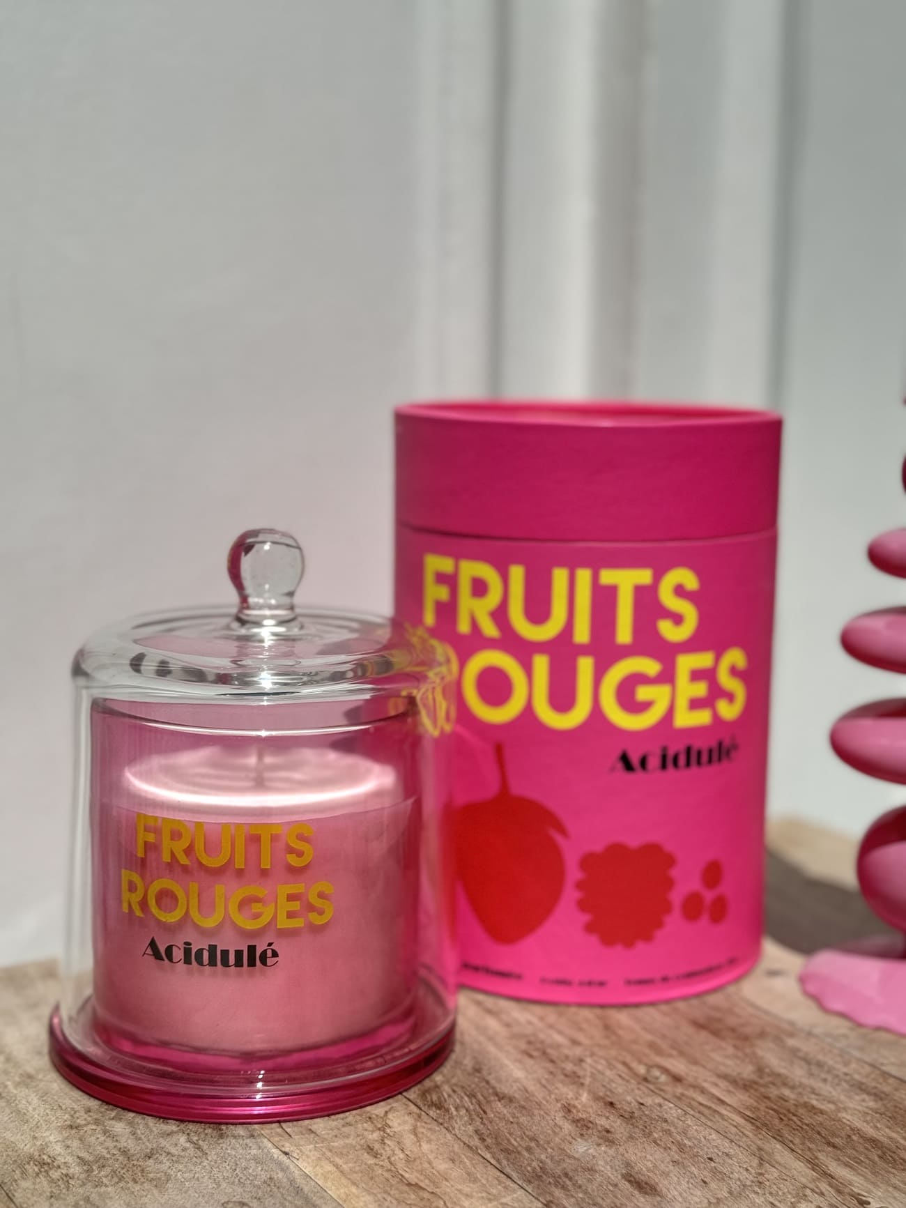 Bougie parfumée fruits rouges sous cloche et sa boîte rose acidulée
