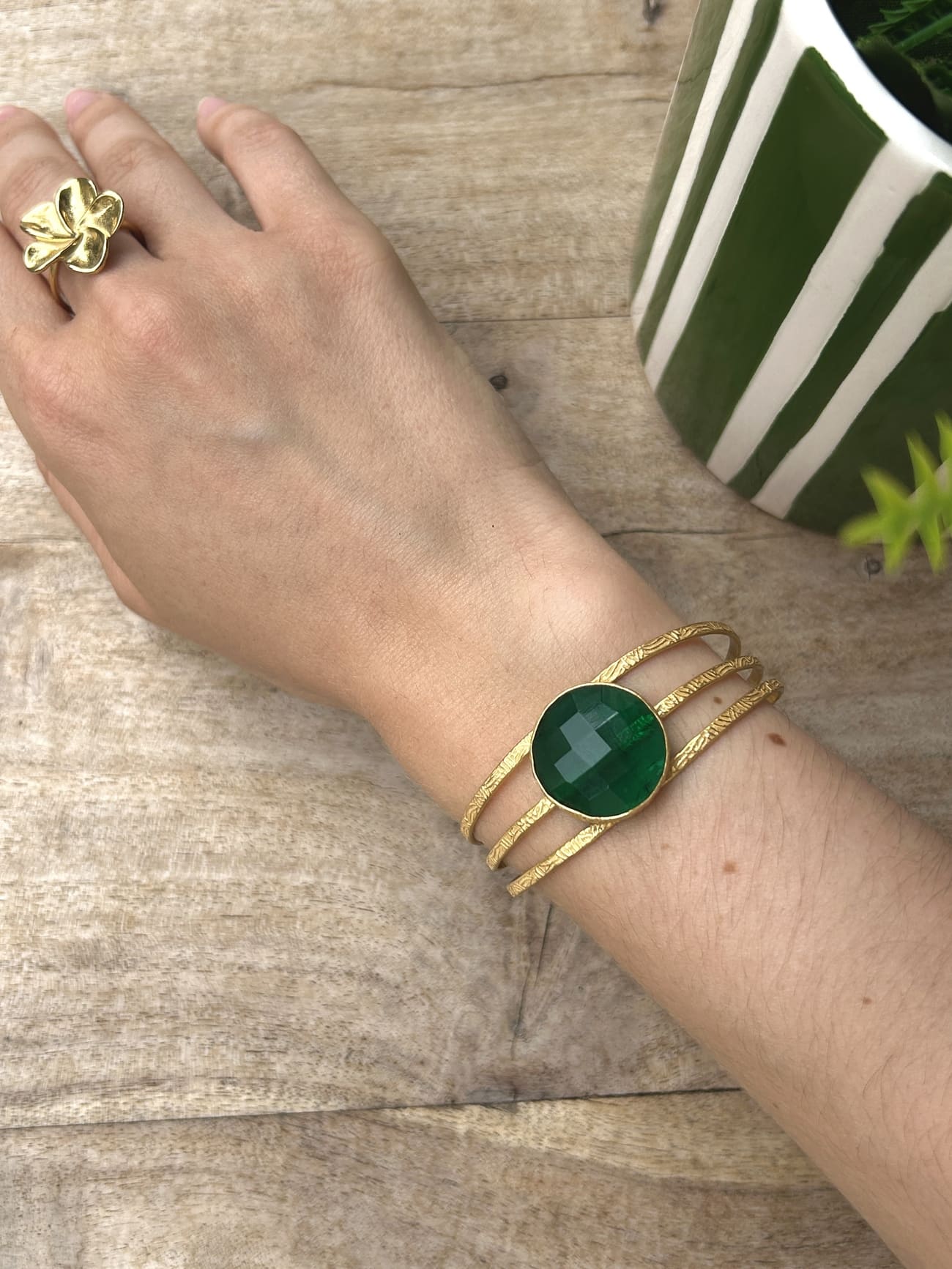 Bracelet bohème porté – laiton doré et vert émeraude