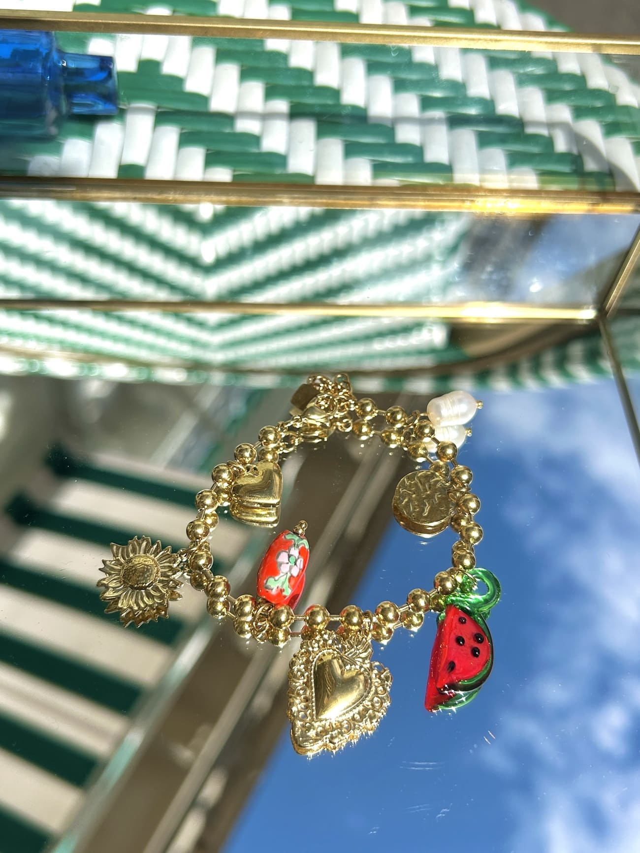 Bracelet breloque pastèque Ringo avec chaîne dorée, exposé sur fond clair