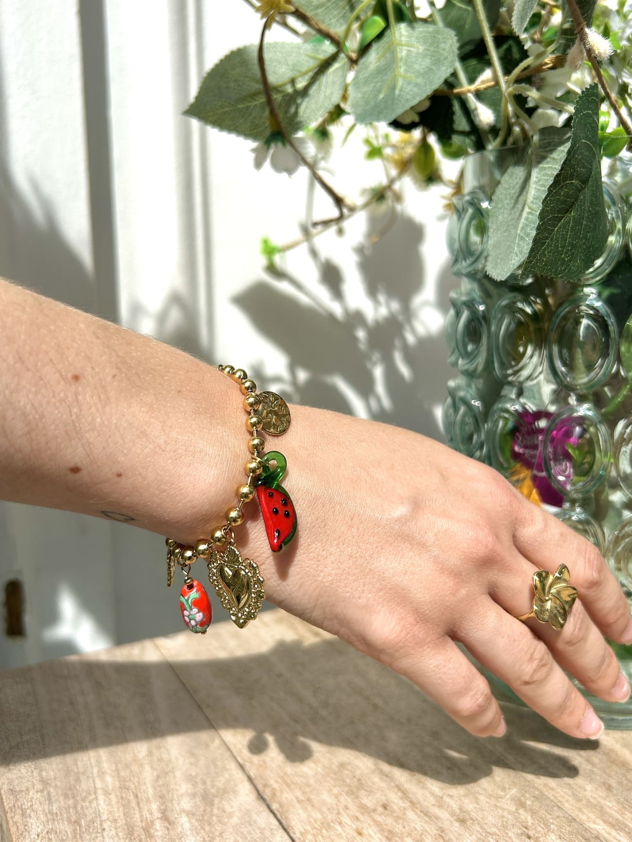 Bracelet breloque pastèque Ringo porté au poignet d’une femme