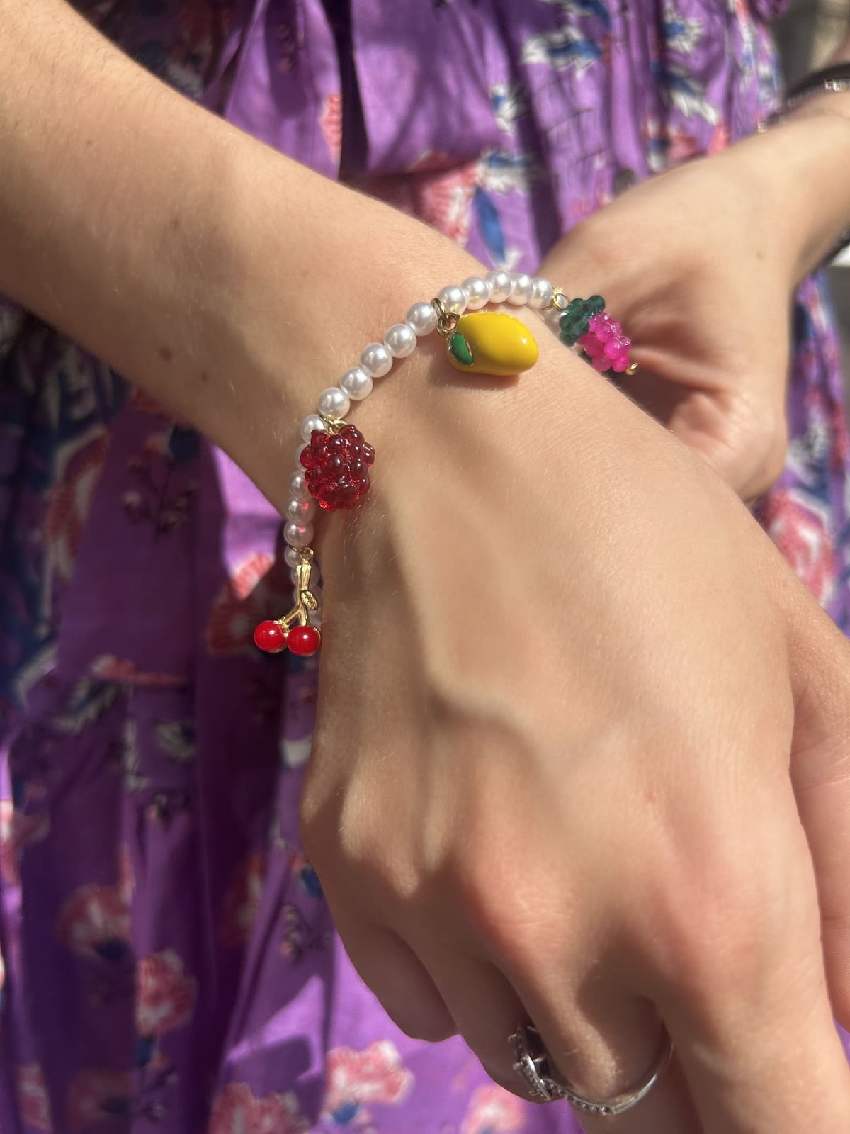 Bracelet Breloques Fruits porté – Bijou coloré et estival au poignet