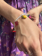 Bracelet Breloques Fruits porté – Bijou coloré et estival au poignet