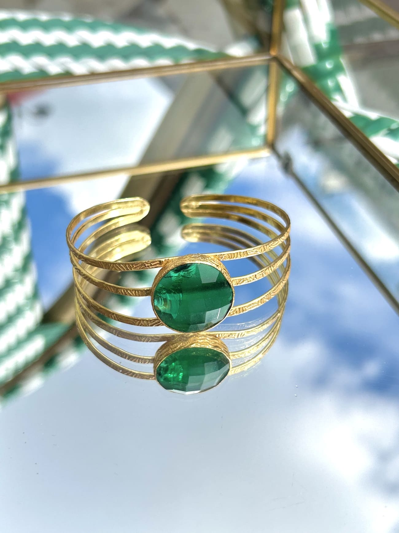 Bracelet en laiton doré avec pierre semi-précieuse marine – bijou artisanal bohème