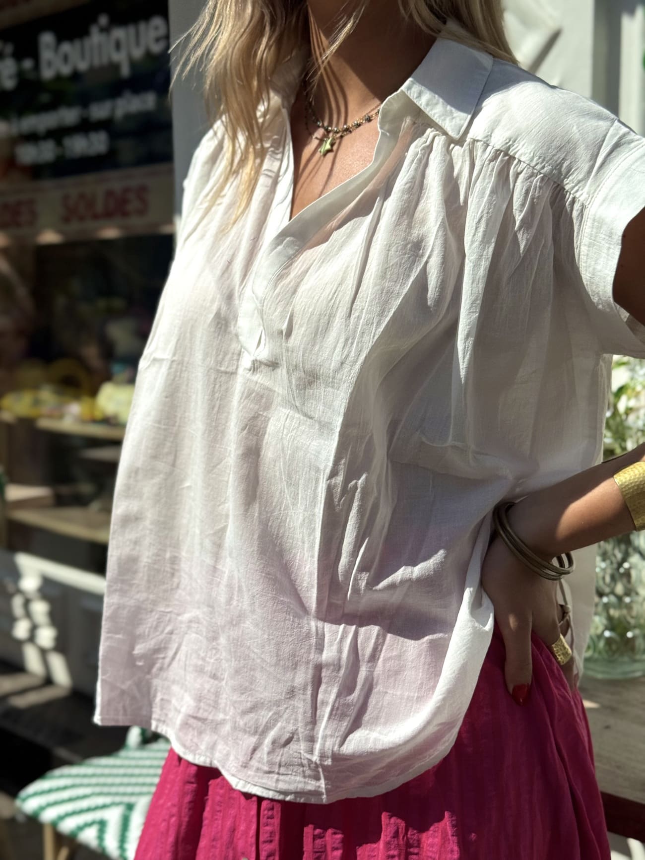 Vue de profil de la chemise blanche à manches courtes