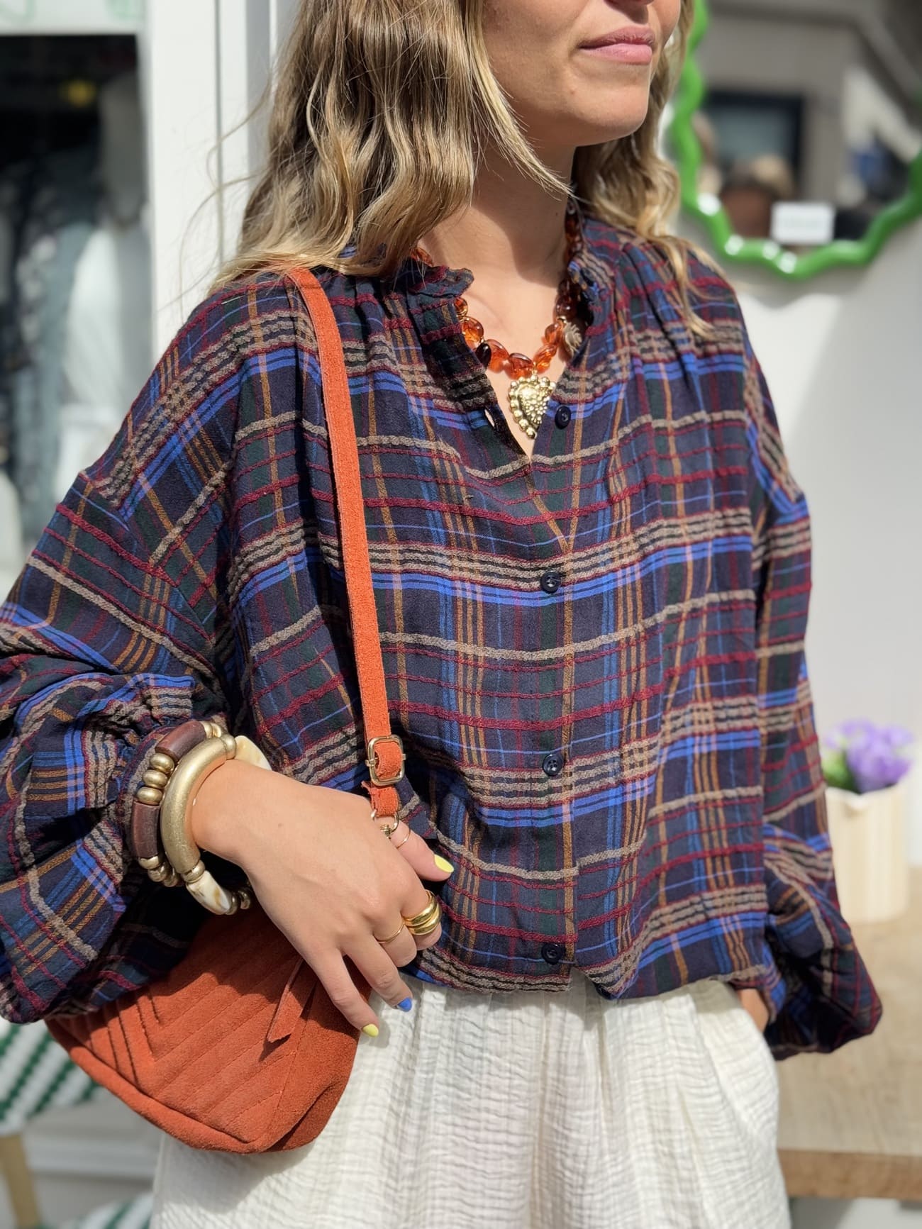 Femme portant la chemise bleu à carreaux bordeaux 