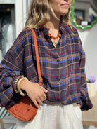 Femme portant la chemise bleu à carreaux bordeaux 
