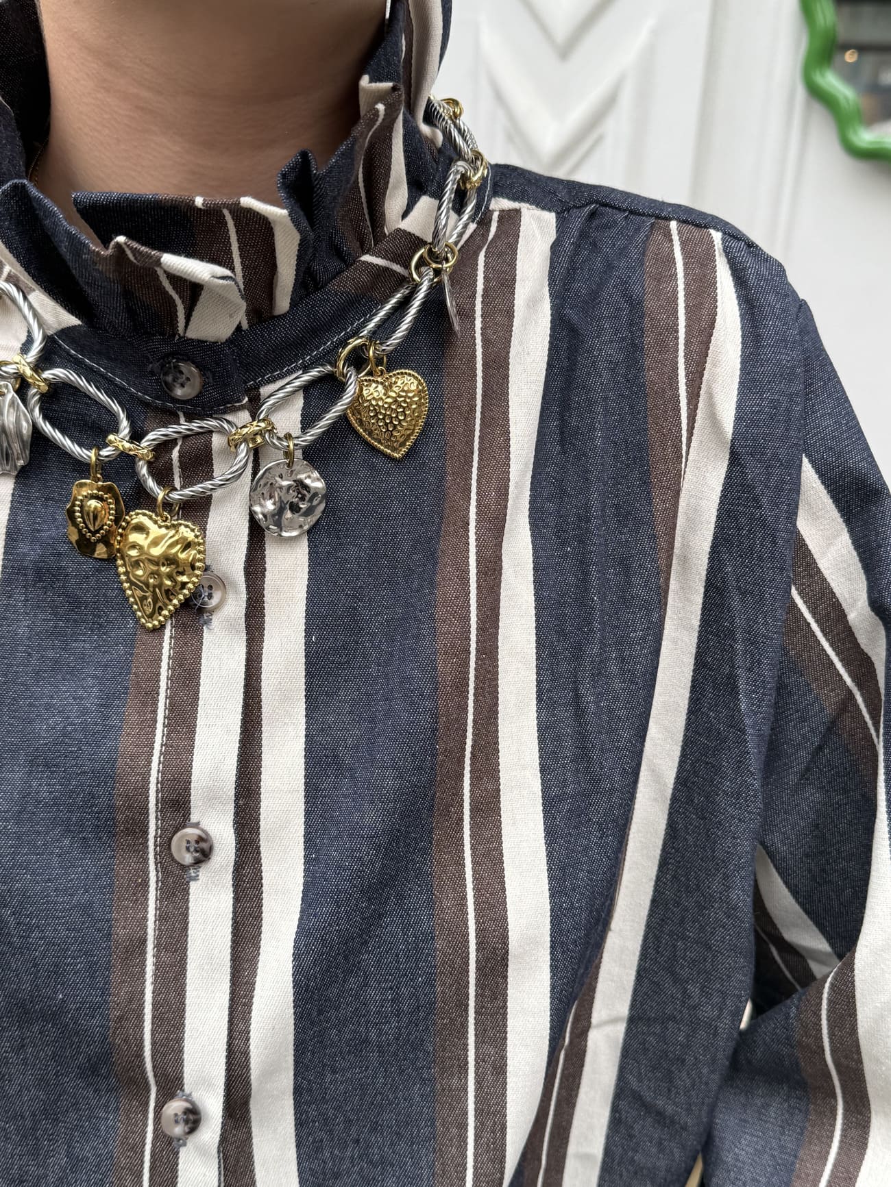 chemise col montant bleu vue de près