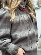 Chemise femme col victorien grise vue de profil