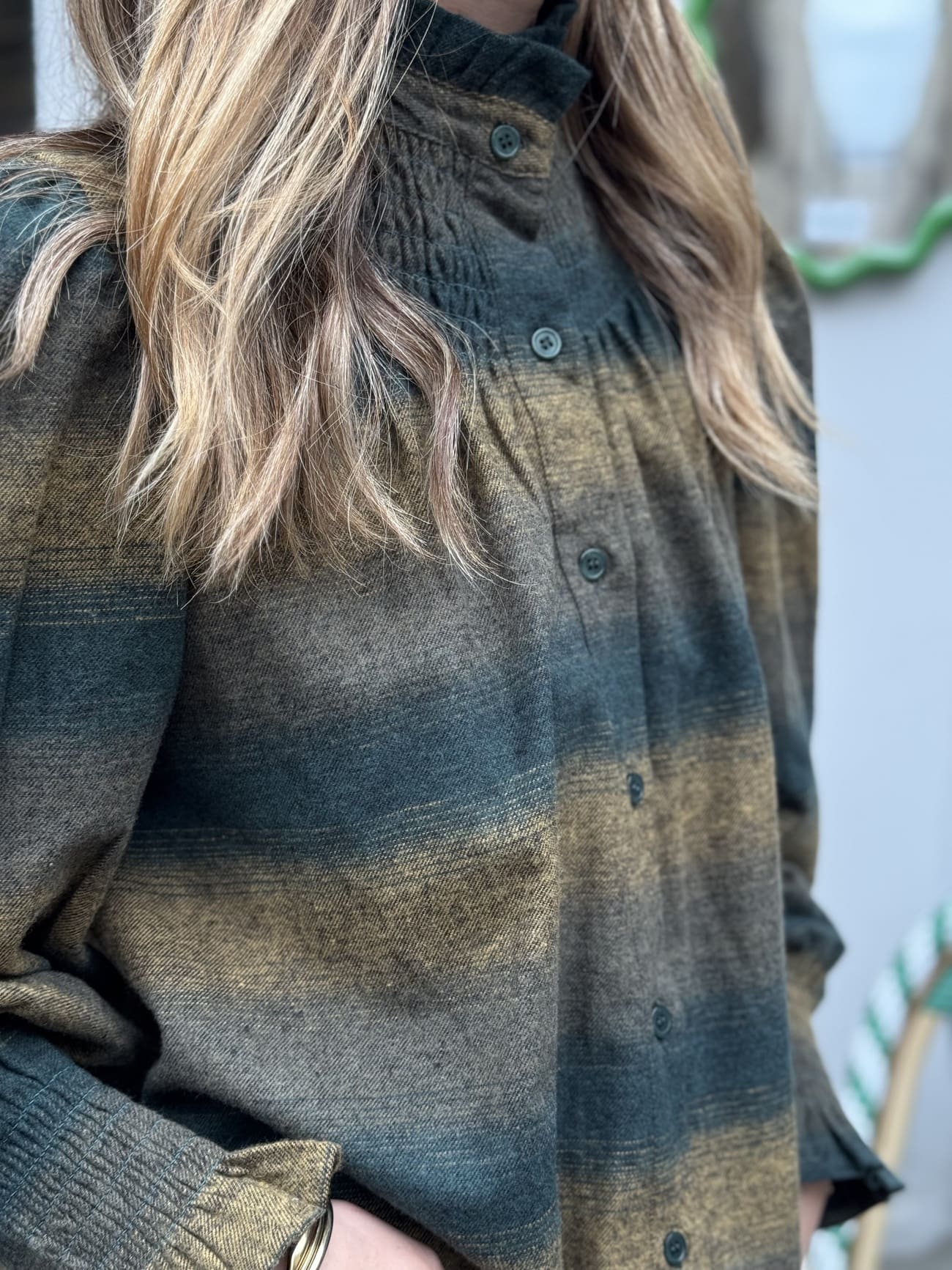 chemise col victorien verte vue de profil 