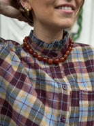 chemise ecossaise à carreaux bordeaux vue de près