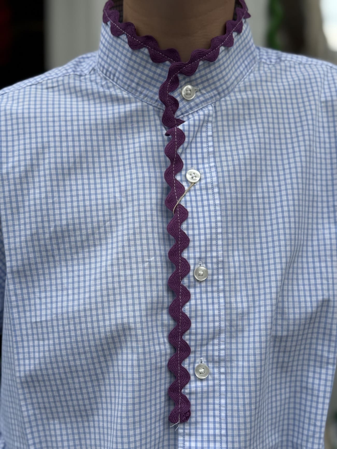 Détail du croquet violet sur le col de la chemise femme Ensemble Création