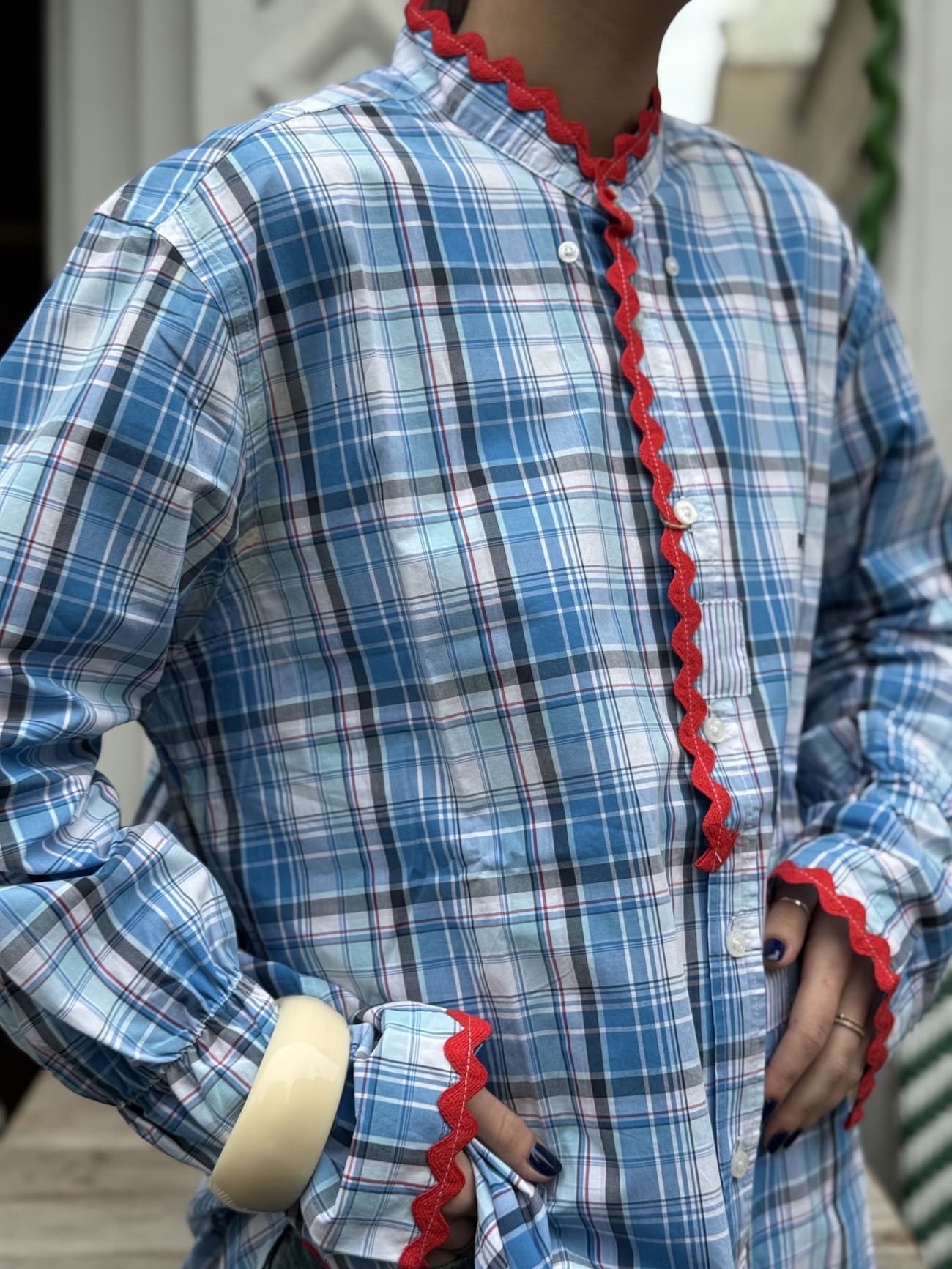 Zoom sur la chemise ensemble création écossais bleu