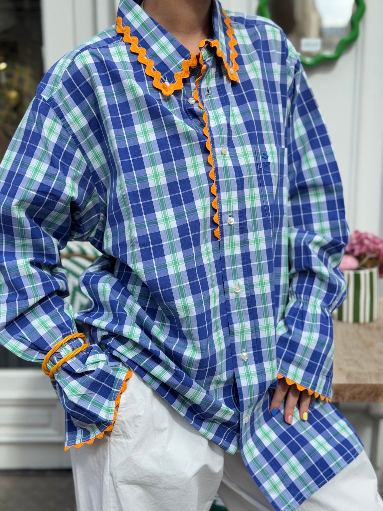 Chemise upcyclée de chez Ensemble Création, bleu et orange