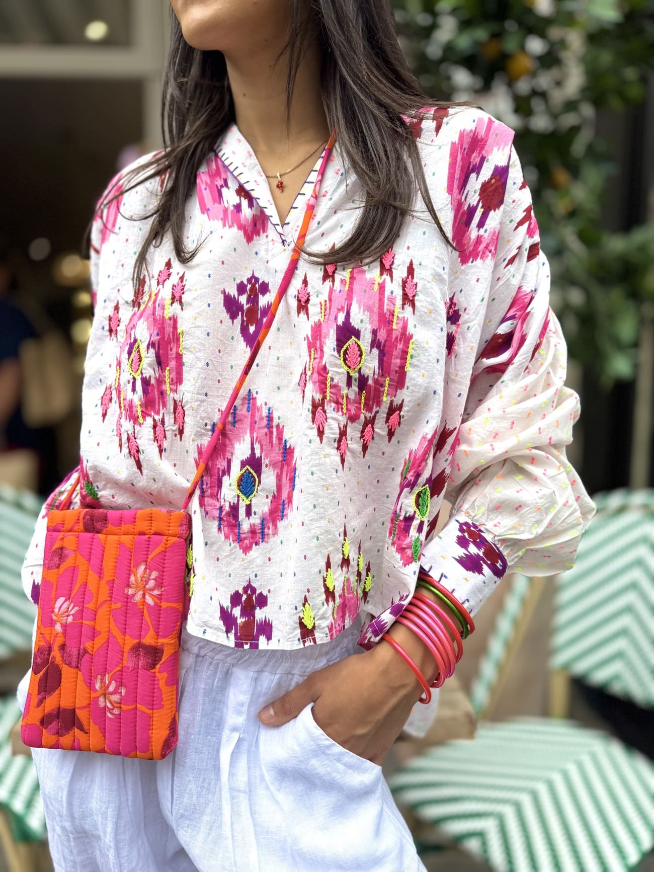 Chemise blanche aux motifs roses et broderies