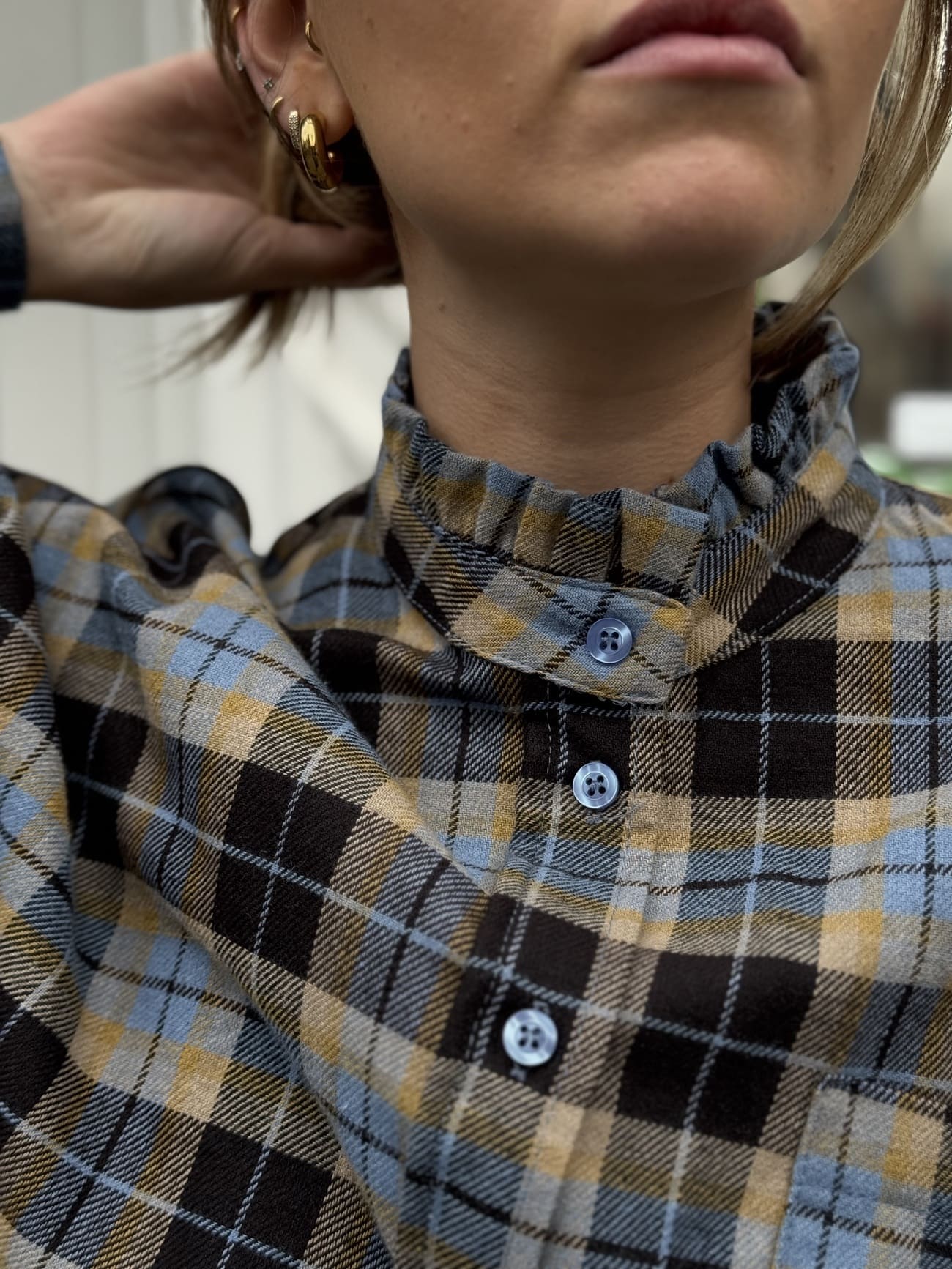 Détail du col victorien de la chemise femme à carreaux bleus