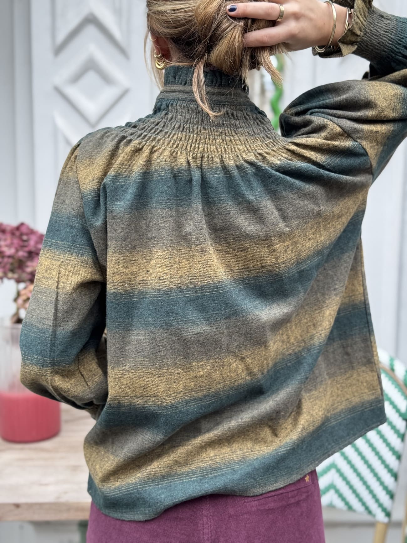 Chemise femme col victorien vert vue de dos