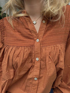 Look féminin avec chemise oversize détail du coton gaufré, coupe tendance