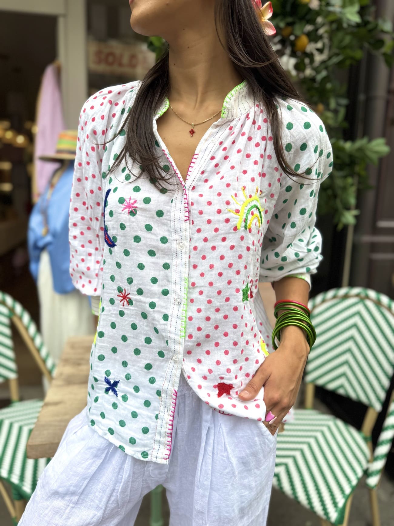 Chemise femme blanche à pois rouges et verts et broderies de couleurs vives.