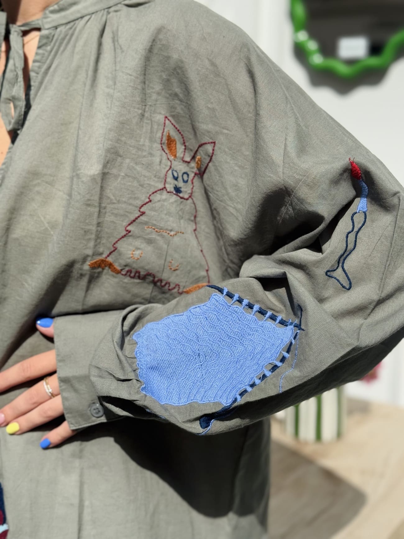 Détail broderies chemise kaki