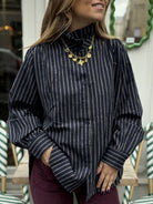 Chemise bleu marine à rayures blanches vue de face