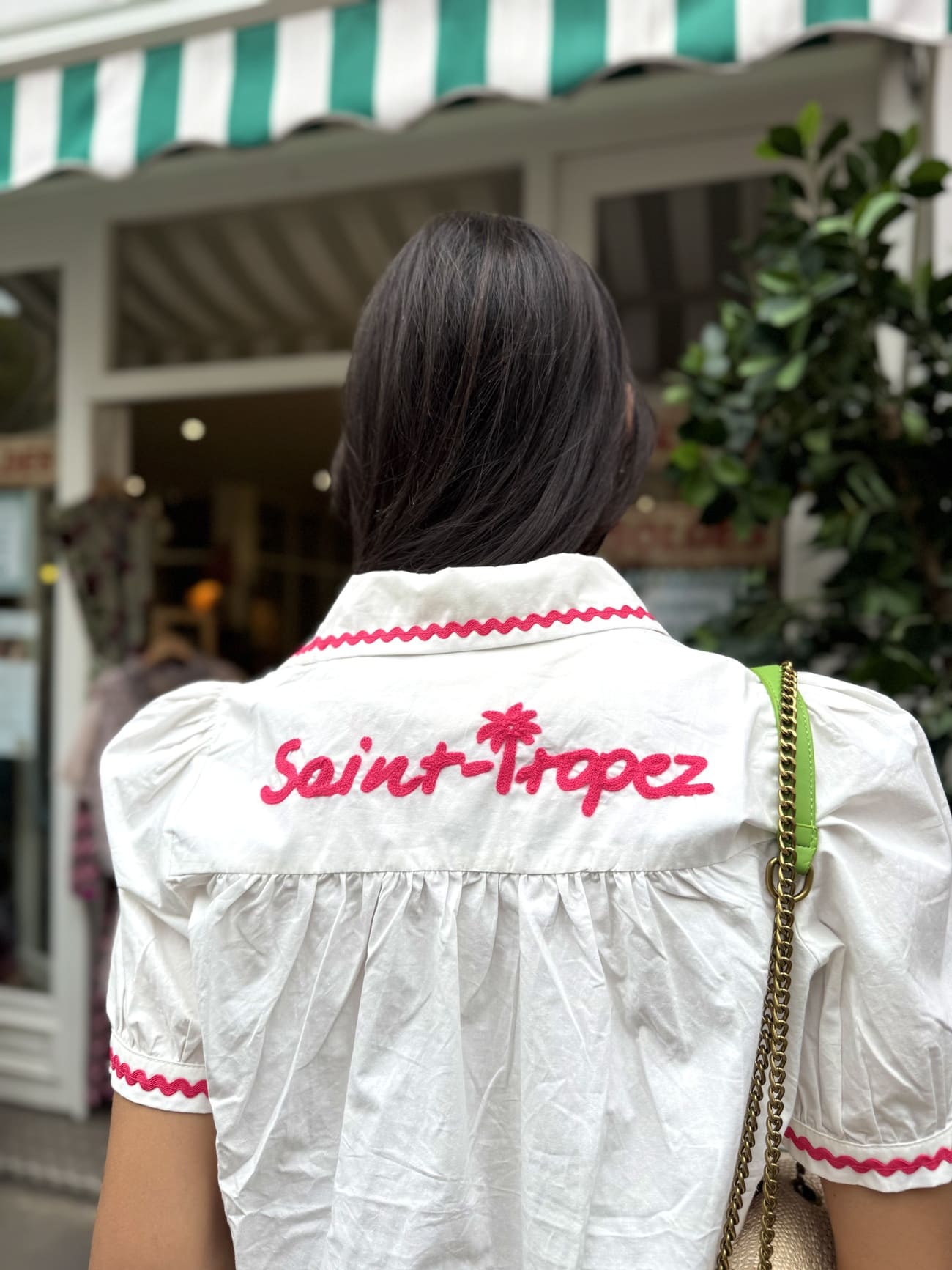 Chemise Saint-Tropez portée – style léger et décontracté pour l’été