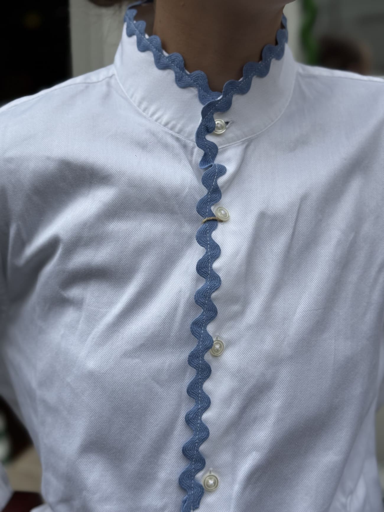 Détail du croquet bleu sur le col de la chemise blanche upcyclée Ensemble Création